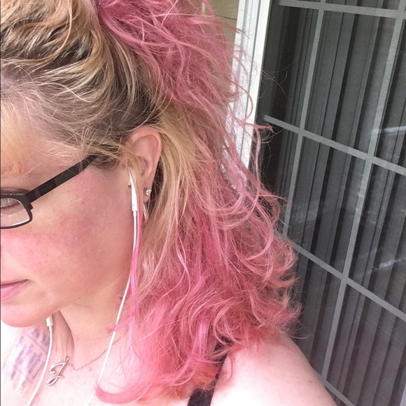 Meet your Posher, Jenn 💙 - Picture 2 of 6